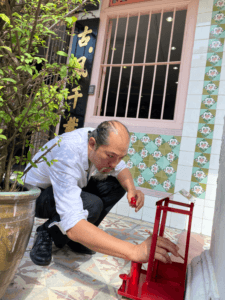 Fengshui Master Louis Cheung Geomancer Singapore | Louis Cheng Conducting Consecration Ceremony