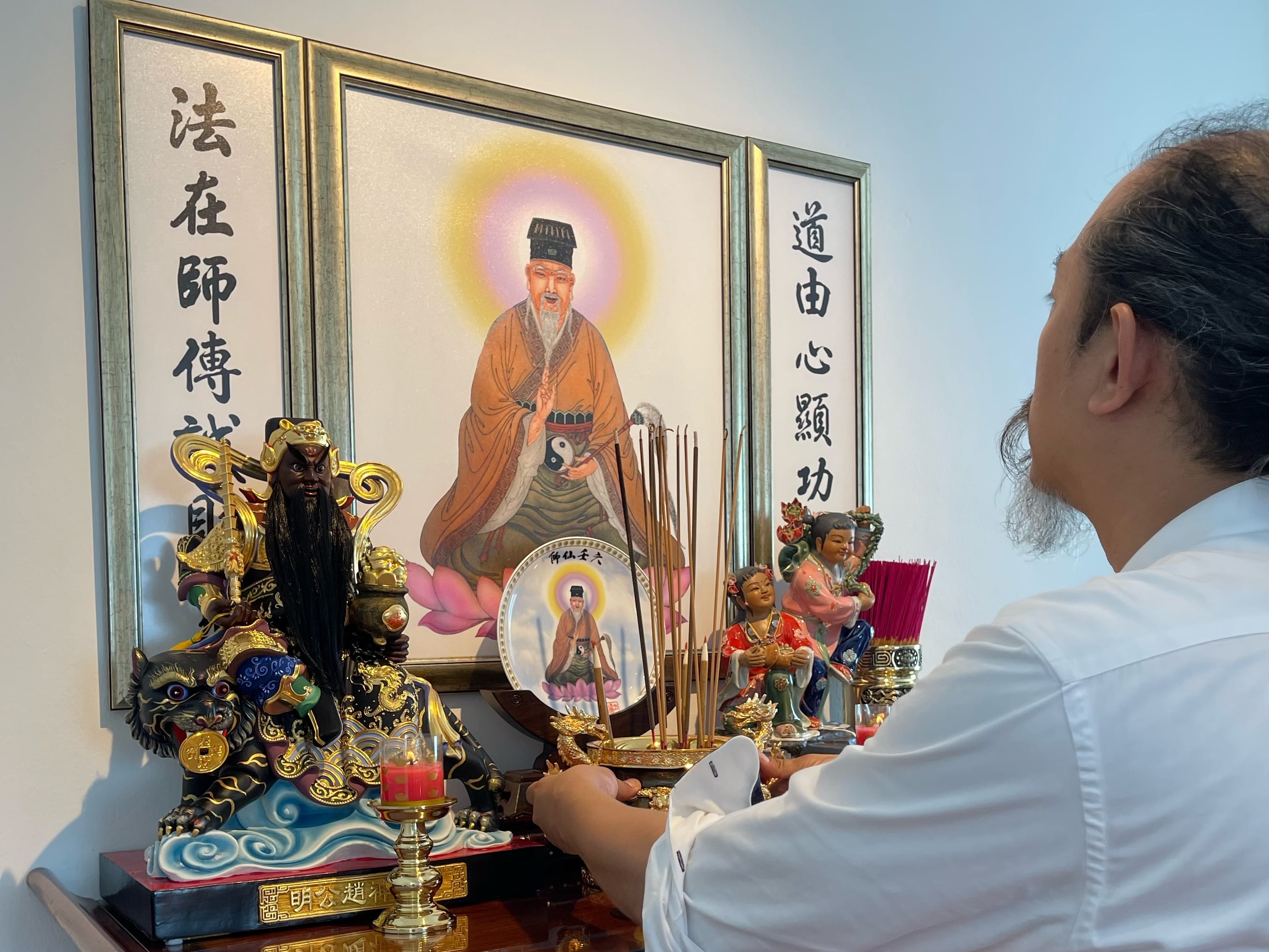 Fengshui Master & Geomancer Master Louis Cheung Divineway Fengshui performing God Placement 安神